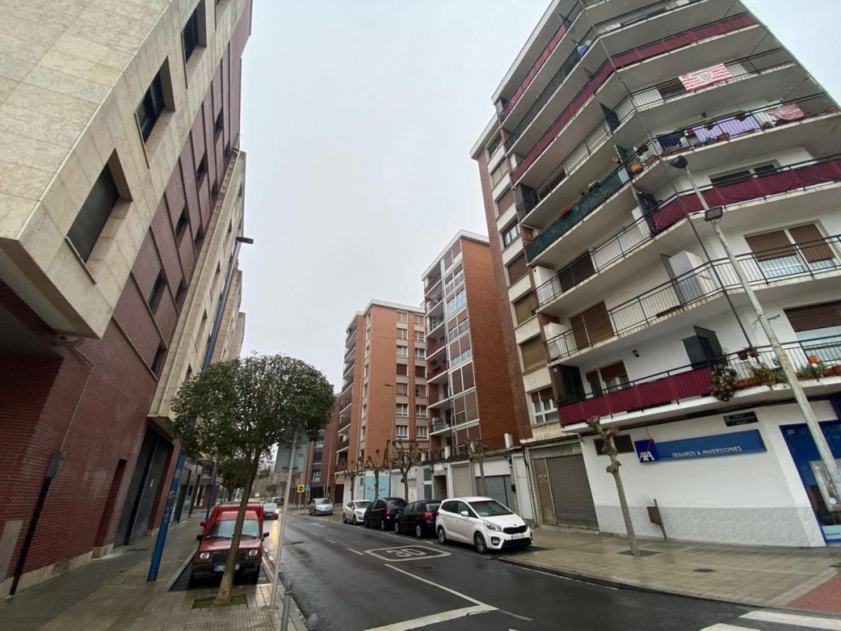 Se Vende Piso En El Centro De Etxebarri De 2 Dormitorios Sala Cocina Y Baño