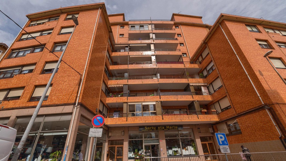 Se Vende Piso De Tres Habitaciones Y Dos Baños Con Garaje Incluido En El Centro De Cruces