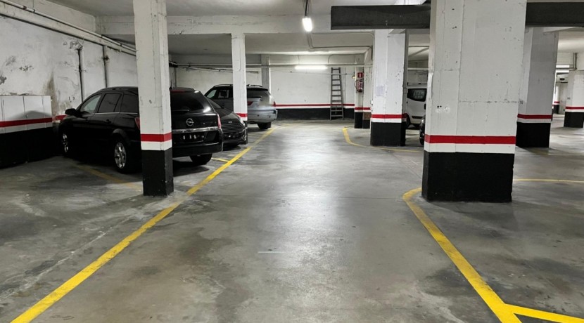 Parcela de Garaje Para Coche Mediano En Zona Pozokoetxe