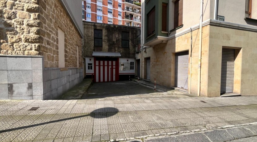 Parcela de Garaje Para Coche Mediano En Zona Pozokoetxe