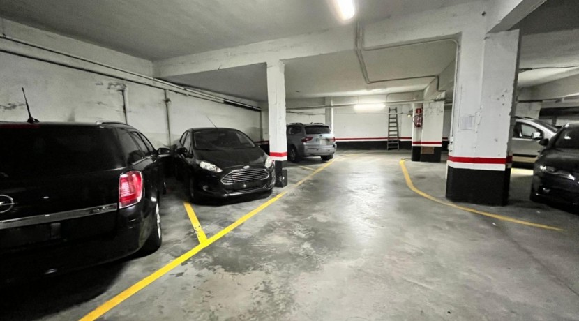 Parcela de Garaje Para Coche Mediano En Zona Pozokoetxe