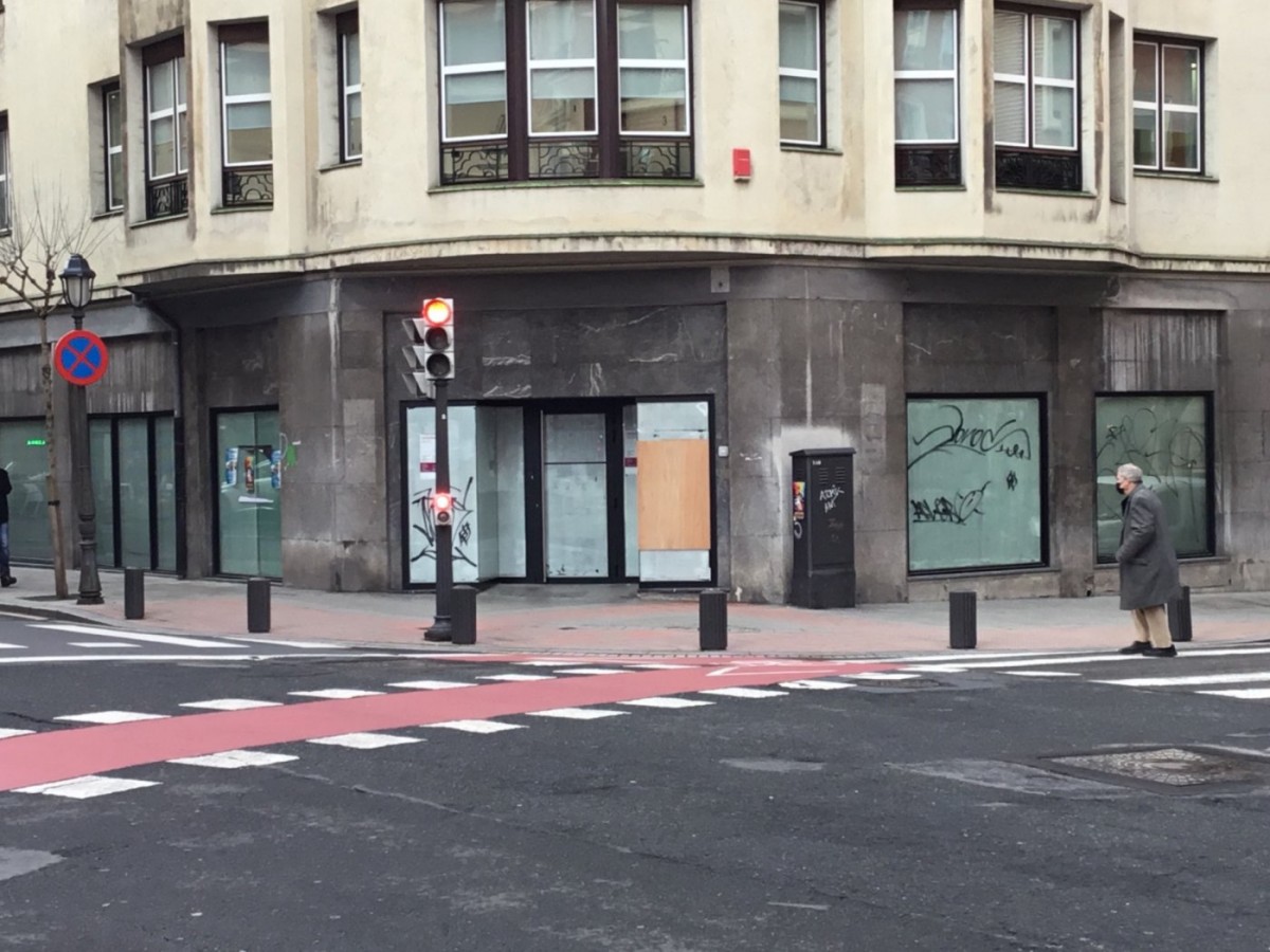 Local comercial en esquina con gran escaparate