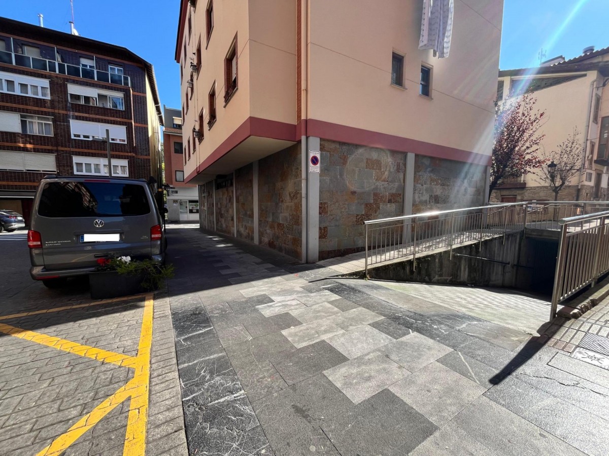 Parcela de Garaje Con Buena Maniobra Para Coche Grande en Ugao-Miraballes
