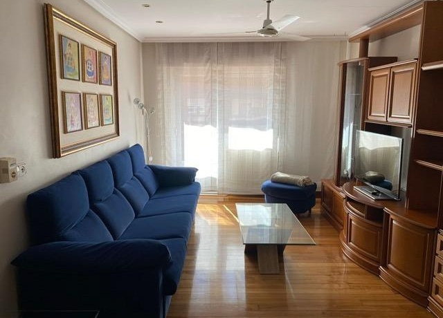 Piso De Habitaciones Y Balcón En Santutxu