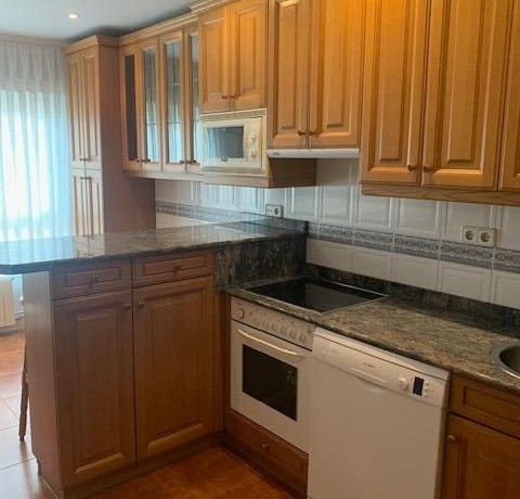 Piso De Habitaciones Y Balcón En Santutxu