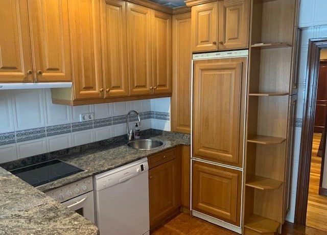 Piso De Habitaciones Y Balcón En Santutxu