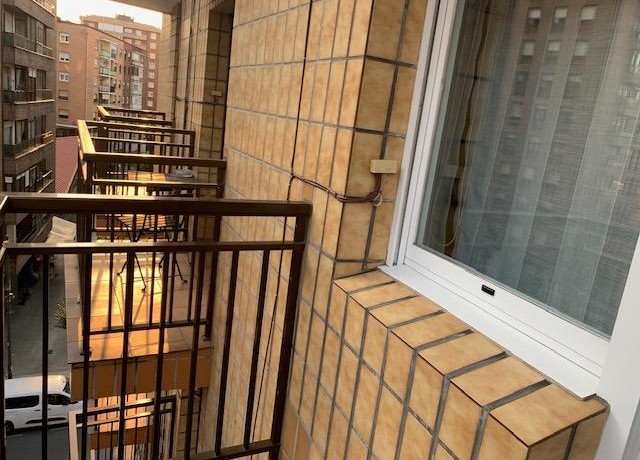 Piso De Habitaciones Y Balcón En Santutxu