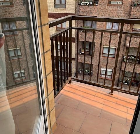 Piso De Habitaciones Y Balcón En Santutxu