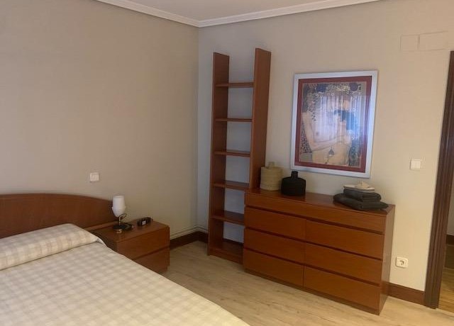 Piso De Habitaciones Y Balcón En Santutxu