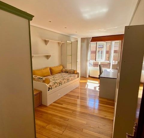 Piso De Habitaciones Y Balcón En Santutxu