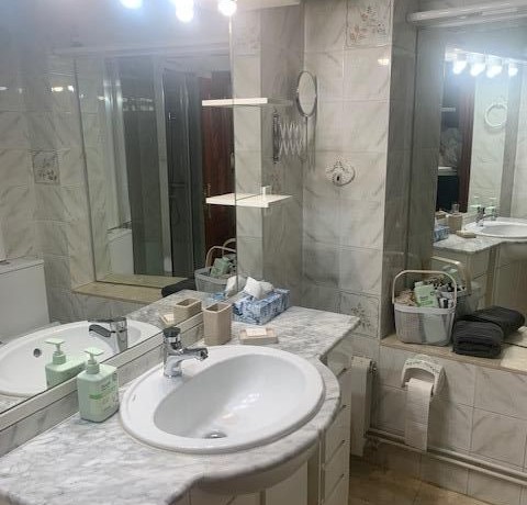 Piso De Habitaciones Y Balcón En Santutxu