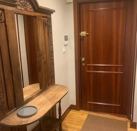 Piso De Habitaciones Y Balcón En Santutxu