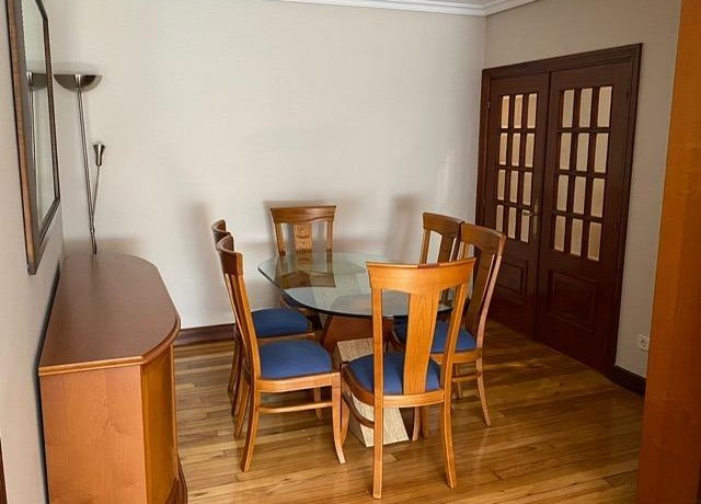 Piso De Habitaciones Y Balcón En Santutxu