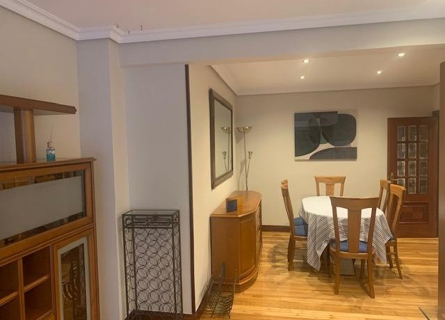 Piso De Habitaciones Y Balcón En Santutxu