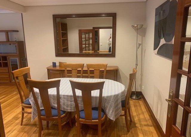 Piso De Habitaciones Y Balcón En Santutxu