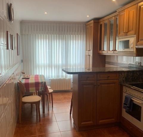 Piso De Habitaciones Y Balcón En Santutxu
