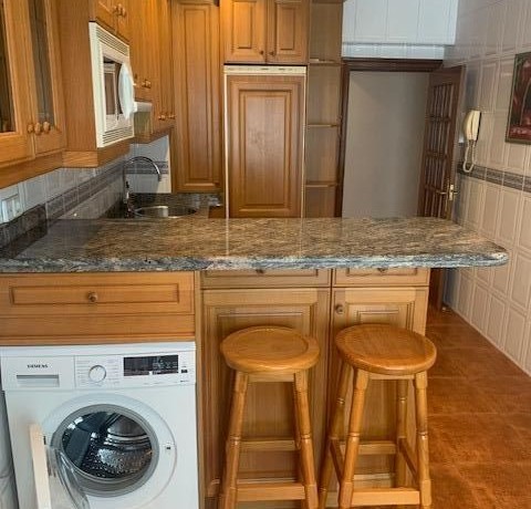 Piso De Habitaciones Y Balcón En Santutxu