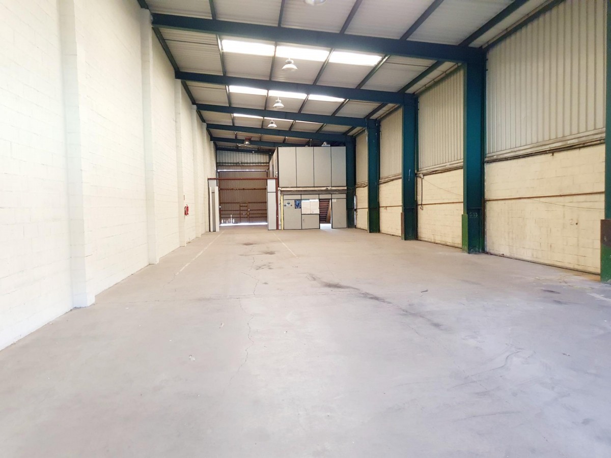 NAve en Poligono Ugarte, Zaratamo