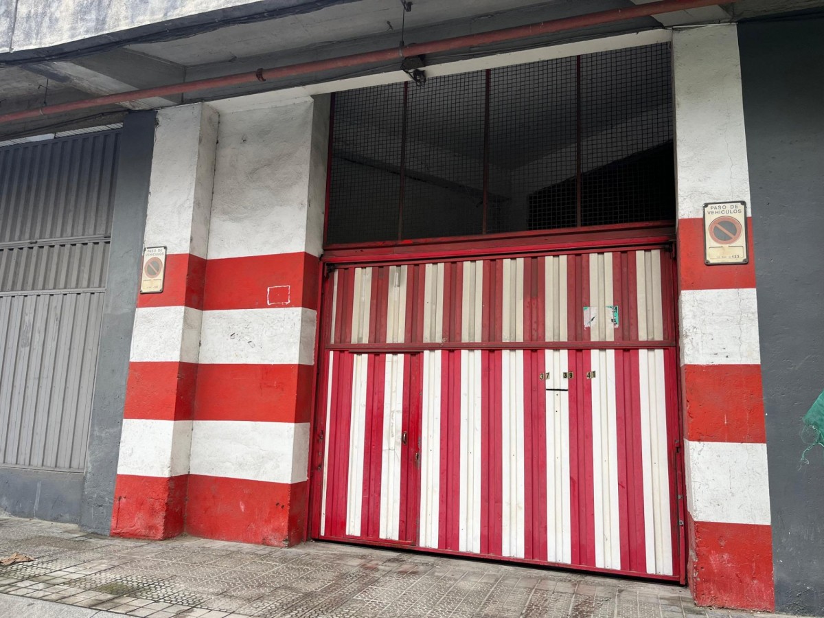 Parcela de Garaje Para Coche Grande Con Buena Maniobra y Zona de Lavadero En Zona Urbi