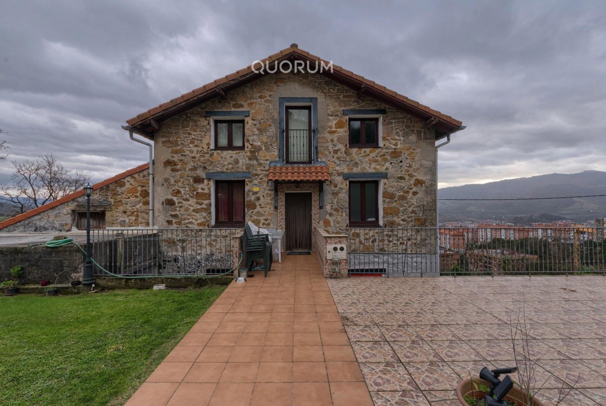 Casa Unifamiliar De 7 Habitaciones Y 3 Baños