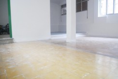Amplio Local En Muy Buena Zona Con 20 m De Fachada Delantera y 20 m De Fachada Trasera