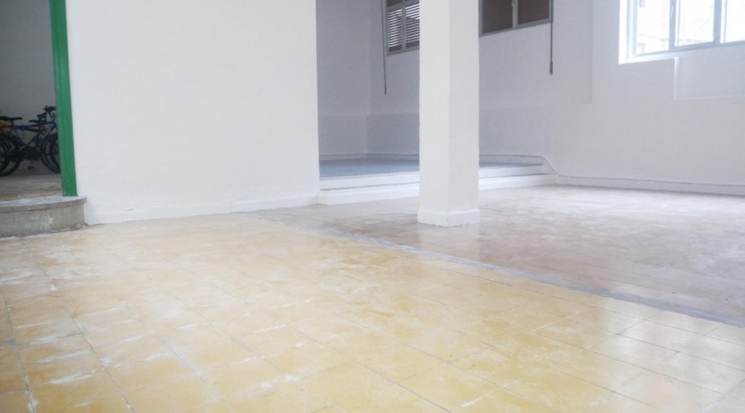 Amplio Local En Muy Buena Zona Con 20 m De Fachada Delantera y 20 m De Fachada Trasera
