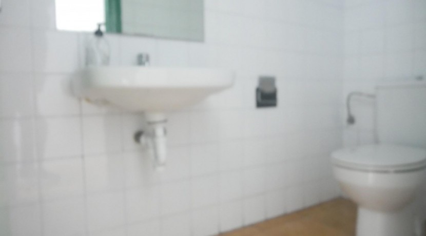 Amplio Local En Muy Buena Zona Con 20 m De Fachada Delantera y 20 m De Fachada Trasera