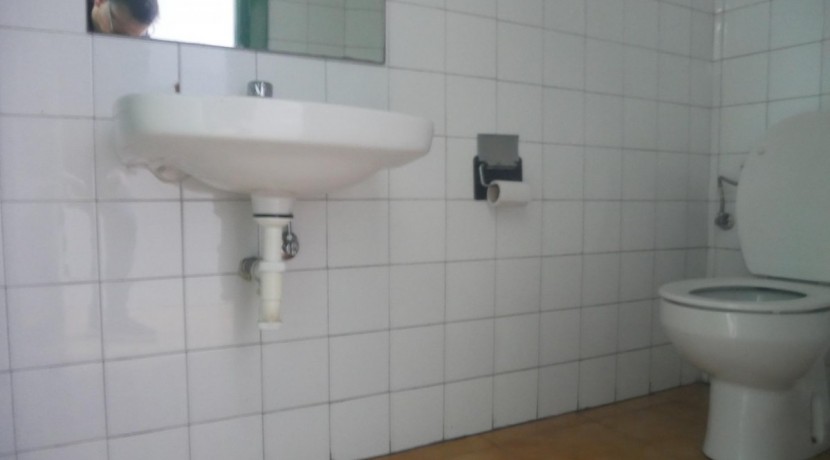 Amplio Local En Muy Buena Zona Con 20 m De Fachada Delantera y 20 m De Fachada Trasera