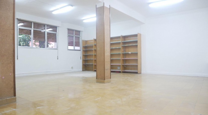 Amplio Local En Muy Buena Zona Con 20 m De Fachada Delantera y 20 m De Fachada Trasera