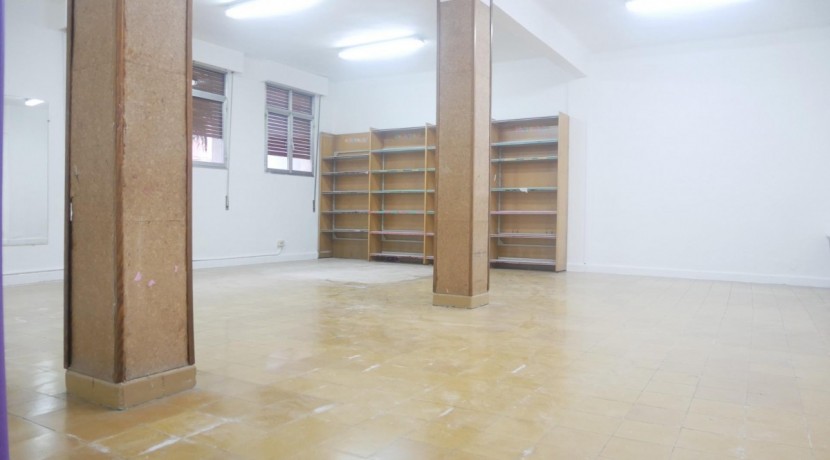 Amplio Local En Muy Buena Zona Con 20 m De Fachada Delantera y 20 m De Fachada Trasera