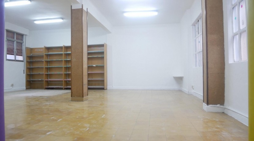 Amplio Local En Muy Buena Zona Con 20 m De Fachada Delantera y 20 m De Fachada Trasera