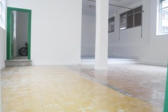 Amplio Local En Muy Buena Zona Con 20 m De Fachada Delantera y 20 m De Fachada Trasera
