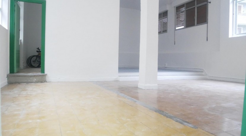 Amplio Local En Muy Buena Zona Con 20 m De Fachada Delantera y 20 m De Fachada Trasera