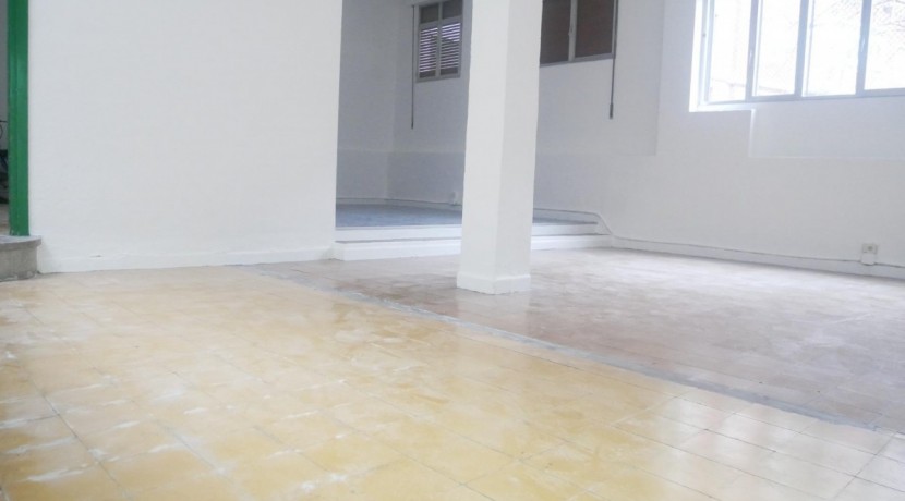 Amplio Local En Muy Buena Zona Con 20 m De Fachada Delantera y 20 m De Fachada Trasera