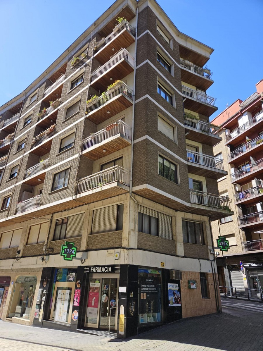 Se Vende Entreplanta de 157 Metros Cuadrados En Ermua Zona Centro