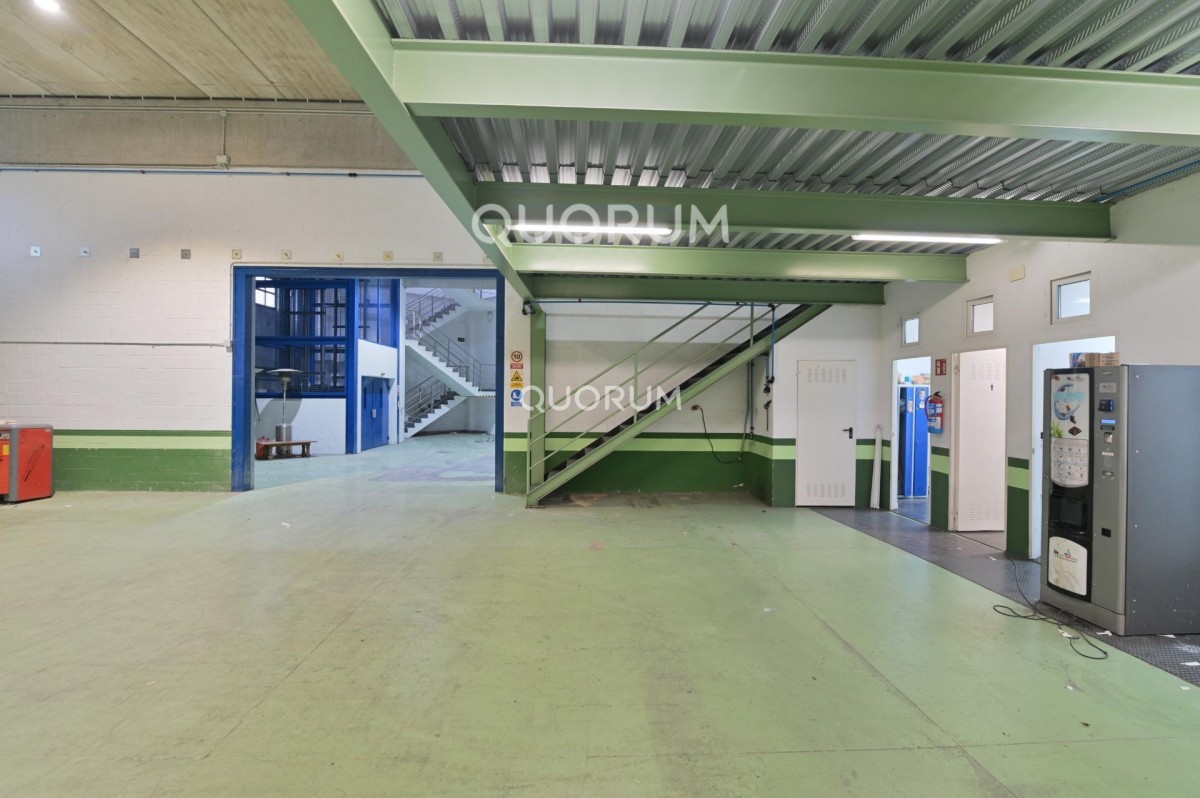 Amplio Local Comercial En Zona De Paso