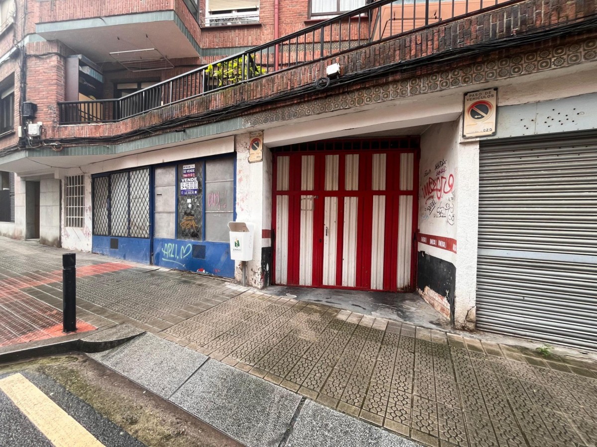 Parcela de Garaje Para Coche Grande En Zona Burros-Estación