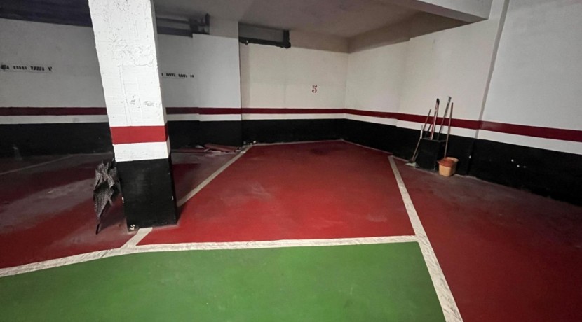 Parcela de Garaje Para Coche Grande En Zona Burros-Estación