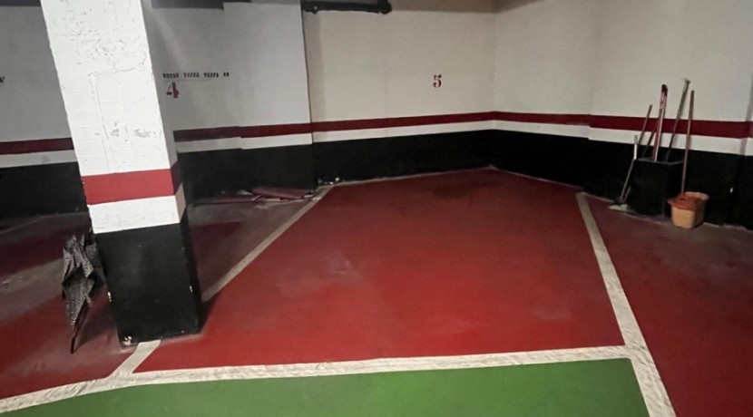 Parcela de Garaje Para Coche Grande En Zona Burros-Estación