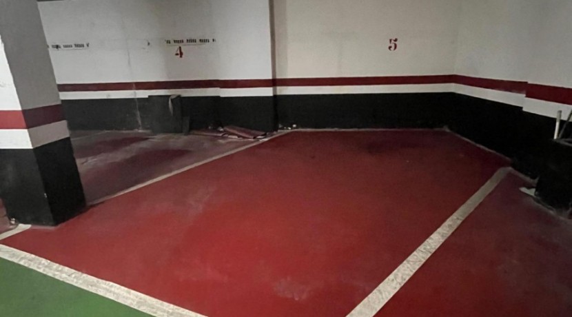 Parcela de Garaje Para Coche Grande En Zona Burros-Estación