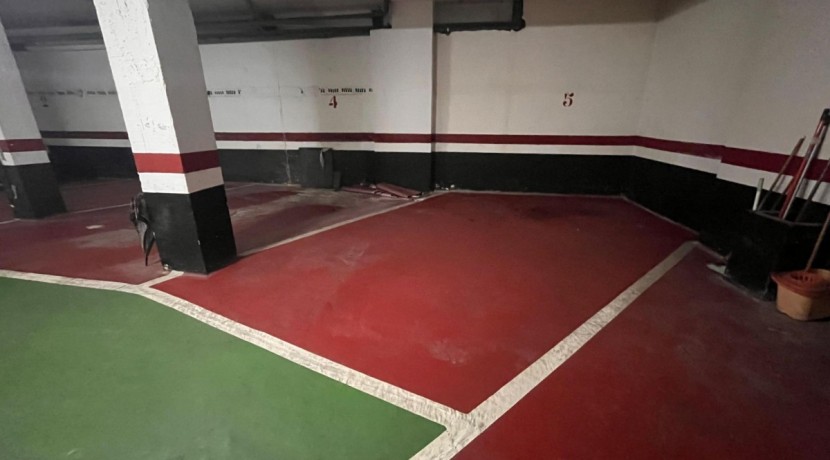 Parcela de Garaje Para Coche Grande En Zona Burros-Estación