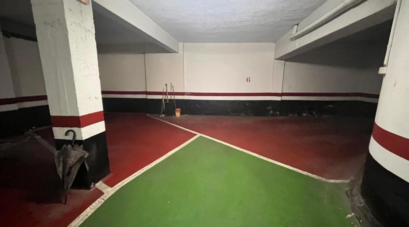Parcela de Garaje Para Coche Grande En Zona Burros-Estación