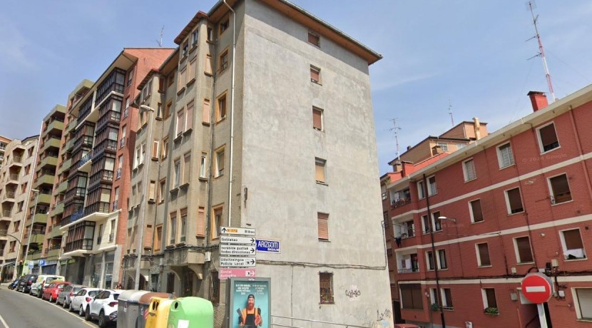 Piso Para Entrar A Vivir De 3 Dormitorios Al lado del Metro del Ayuntamiento