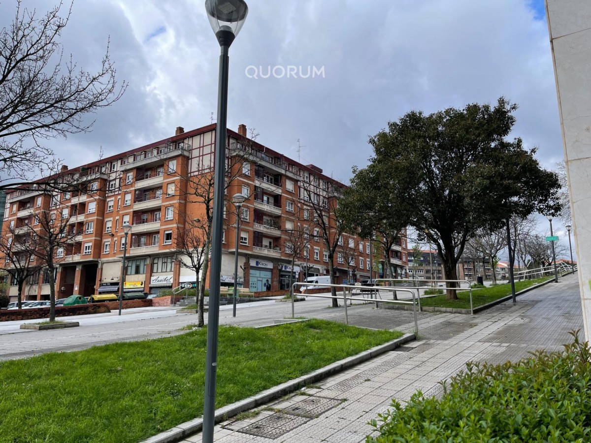 Amplio Local Comercial En Txurdinaga