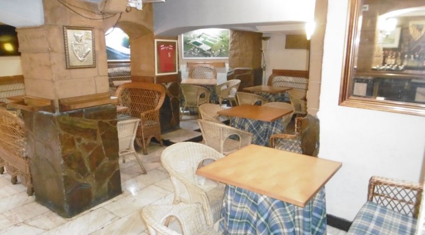 Bar Amplio en Zona Centro Con Cocina y Licencia Activa