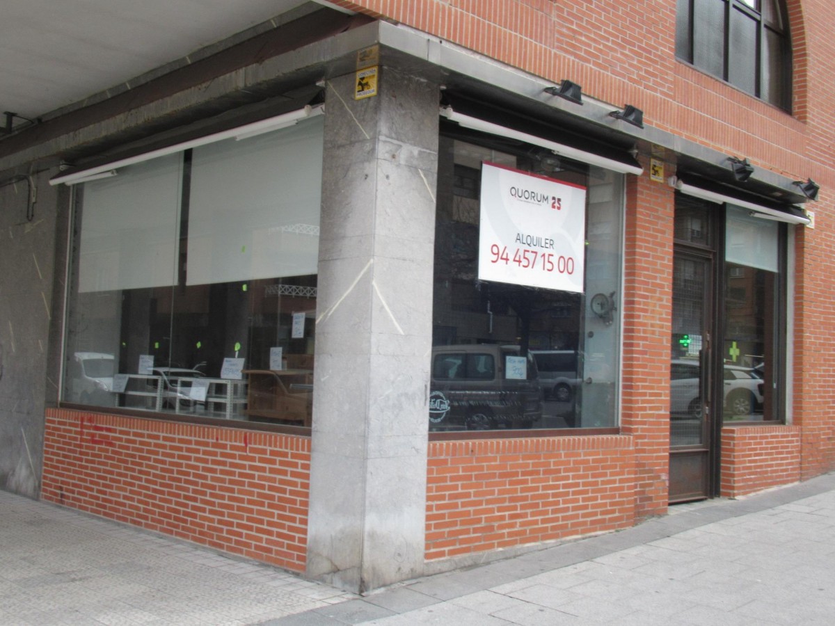 Espectacular Local Comercial Totalmente Adaptado Con Escaparates En El Centro
