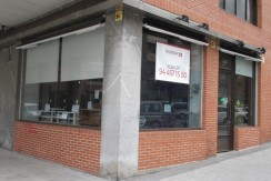 Espectacular Local Comercial Totalmente Adaptado Con Escaparates En El Centro