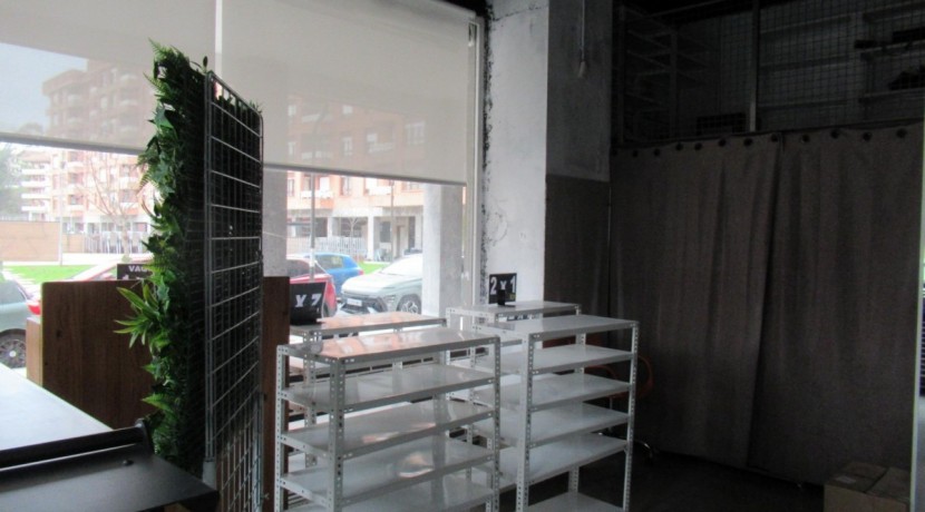 Espectacular Local Comercial Totalmente Adaptado Con Escaparates En El Centro