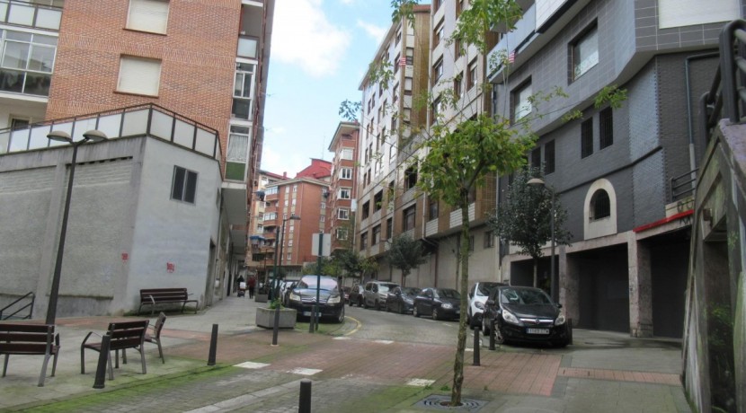 Local Céntrico De 710 M2 Con 94 M2 De Entreplanta