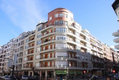 Luminiosa Vivienda Reformada De Tres Dormitorios En Indautxu